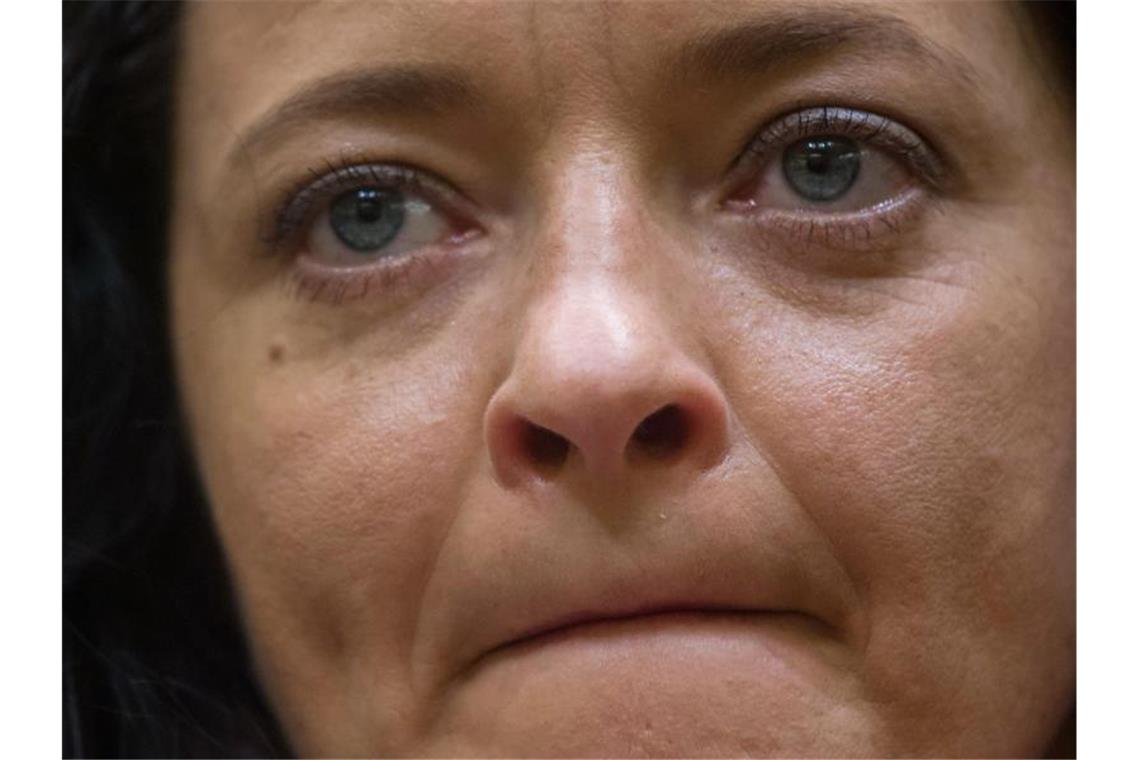 BGH bestätigt Höchststrafe für NSU-Terroristin Zschäpe Die Angeklagte Beate Zschäpe im Juli 2018 auf der Anklagebank. Foto: Peter Kneffel/dpa-Pool/dpa