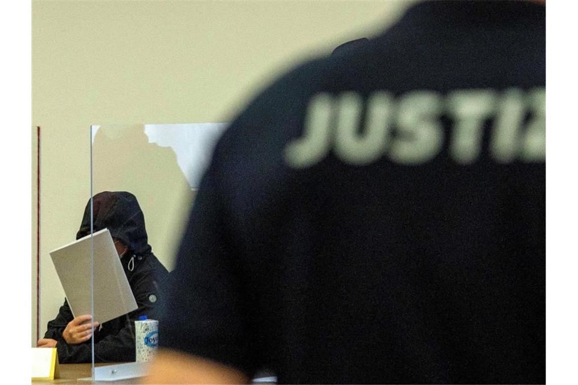 15 Jahre Haft für Morde in Potsdamer Behindertenwohnheim Die Angeklagte beim Prozessauftakt im Gerichtssaal im Landgericht Potsdam. Foto: Carsten Koall/dpa-Pool/dpa