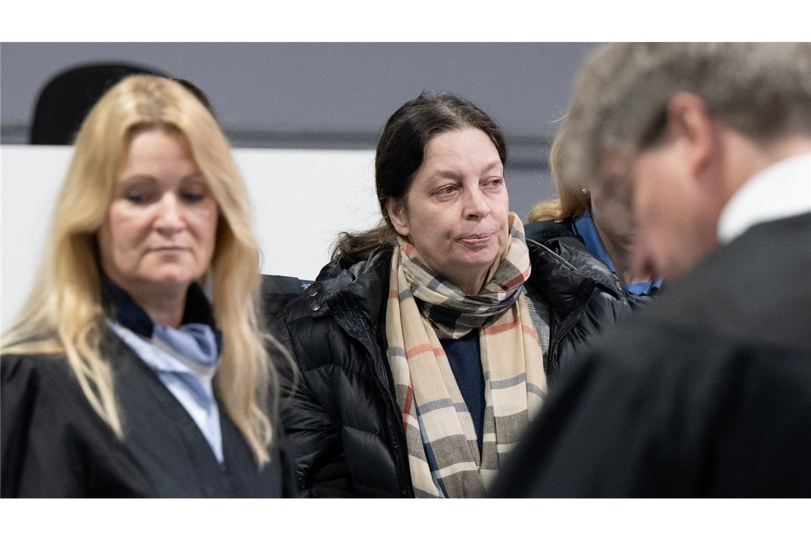 Die Angeklagte Birgit Malsack-Winkemann (M) steht zum Prozessauftakt neben ihrer Anwältin im Gerichtssaal.