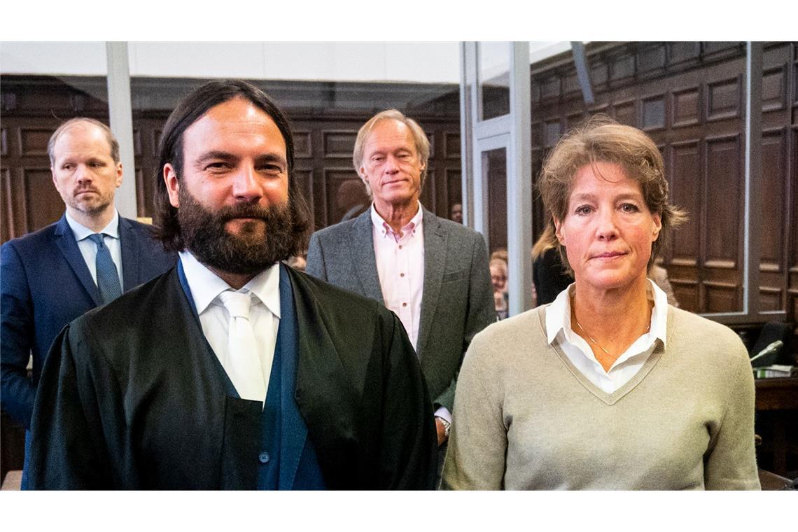 Hafenchef: Habe Block beschuldigte Firma nicht empfohlen Die Angeklagte Block (rechts) steht vor Beginn des Verhandlungstags neben ihrem Anwalt im Gerichtssaal.