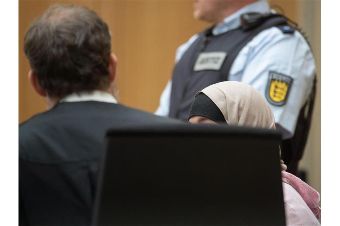 Erstmals Urteil gegen IS-Heimkehrerin - fünf Jahre Haft Die Angeklagte im Gerichtssaal des Oberlandesgerichts in Stammheim zwischen ihrem Anwalt (l.) und einem Mitarbeiter der Justiz (r). Foto: Marijan Murat