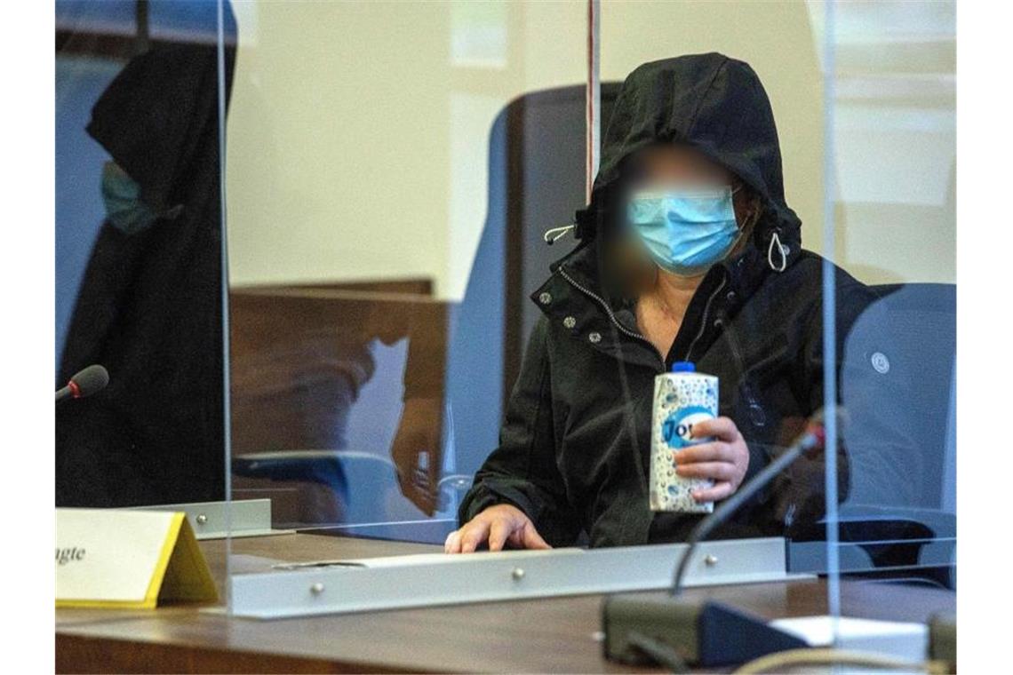 Tödliche Gewalt: Anklage wirft Pflegekraft Heimtücke vor Die Angeklagte im Gerichtssaal im Landgericht Potsdam. Foto: Carsten Koall/dpa-Pool/dpa