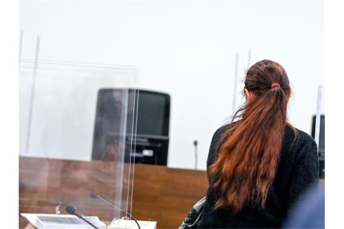 Säugling vor 21 Jahren getötet? Angeklagte schweigt Die Angeklagte im Landgericht Potsdam. Ihr wird vorgeworfen, im Jahr 2000 in Potsdam ein lebensfähiges Kind geboren und danach getötet zu haben. Foto: Jens Kalaene/dpa-Zentralbild/dpa