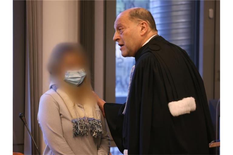 Die Angeklagte im Landgericht Solingen neben ihrem Anwalt Thomas Seifert. Die Frau wurde zu lebenslanger Haft verurteilt. Foto: Oliver Berg/dpa