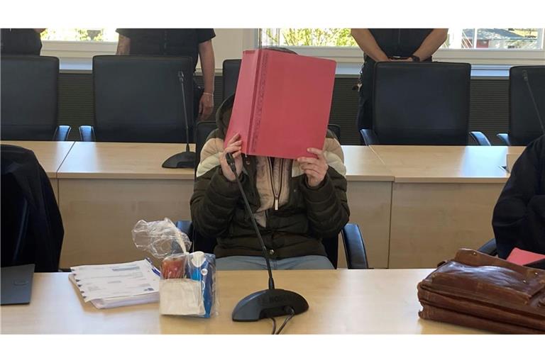 Die Angeklagte im Saal 2.002 im Rostocker Landgericht.