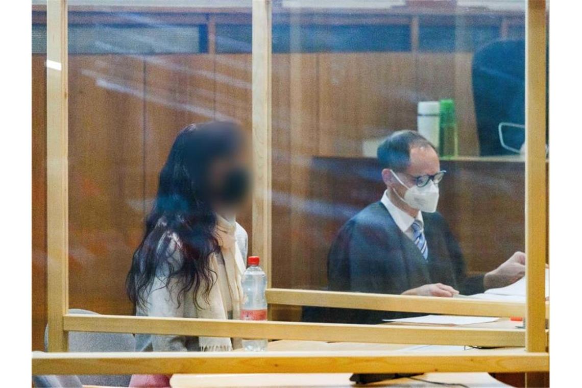 53-Jährige erneut wegen Beihilfe zum Mord vor Gericht Die Angeklagte in einem Prozess wegen Beihilfe zum Mord sitzt in Saal 2 des Landgerichts Offenburg. Foto: Philipp von Ditfurth/dpa