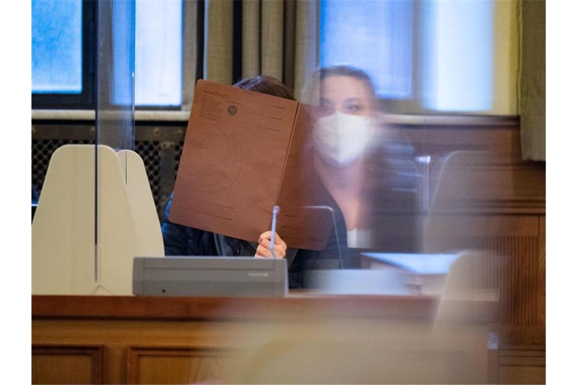 Angeklagte Mutter: „Ich würde nie mein Kind umbringen, nie“ Die Angeklagte (l) nimmt an einem Prozess im Schwurgerichtssaal im Landgericht Tübingen teil. Foto: Marijan Murat/dpa