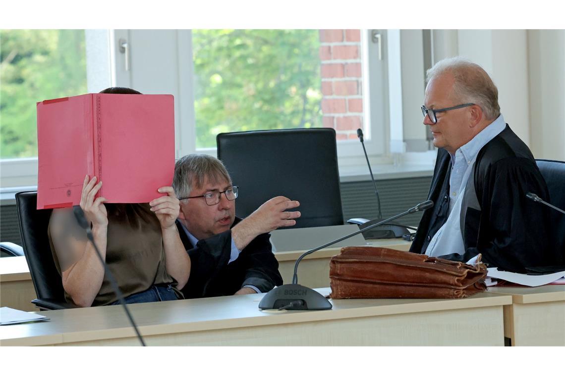Die Angeklagte (l-r), wird von den Rechtsanwälten Andreas Ohm und Thomas Löcker verteidigt.