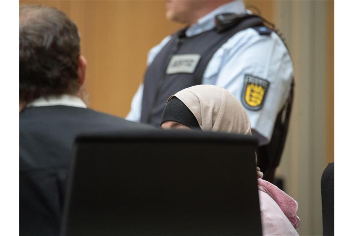 Erstmals Urteil gegen IS-Heimkehrerin: fünf Jahre Haft Die Angeklagte (M) sitzt in einem Gerichtssaal in Stammheim zwischen ihrem Anwalt (l) und einem Mitarbeiter der Justiz. Foto: Marijan Murat