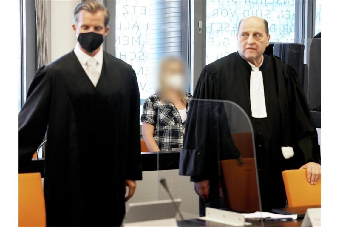 Die angeklagte Mutter zwischen ihren Anwälten Felix Menke (l) und Thomas Seifert (r) im Gerichtssaal. Foto: Oliver Berg/dpa