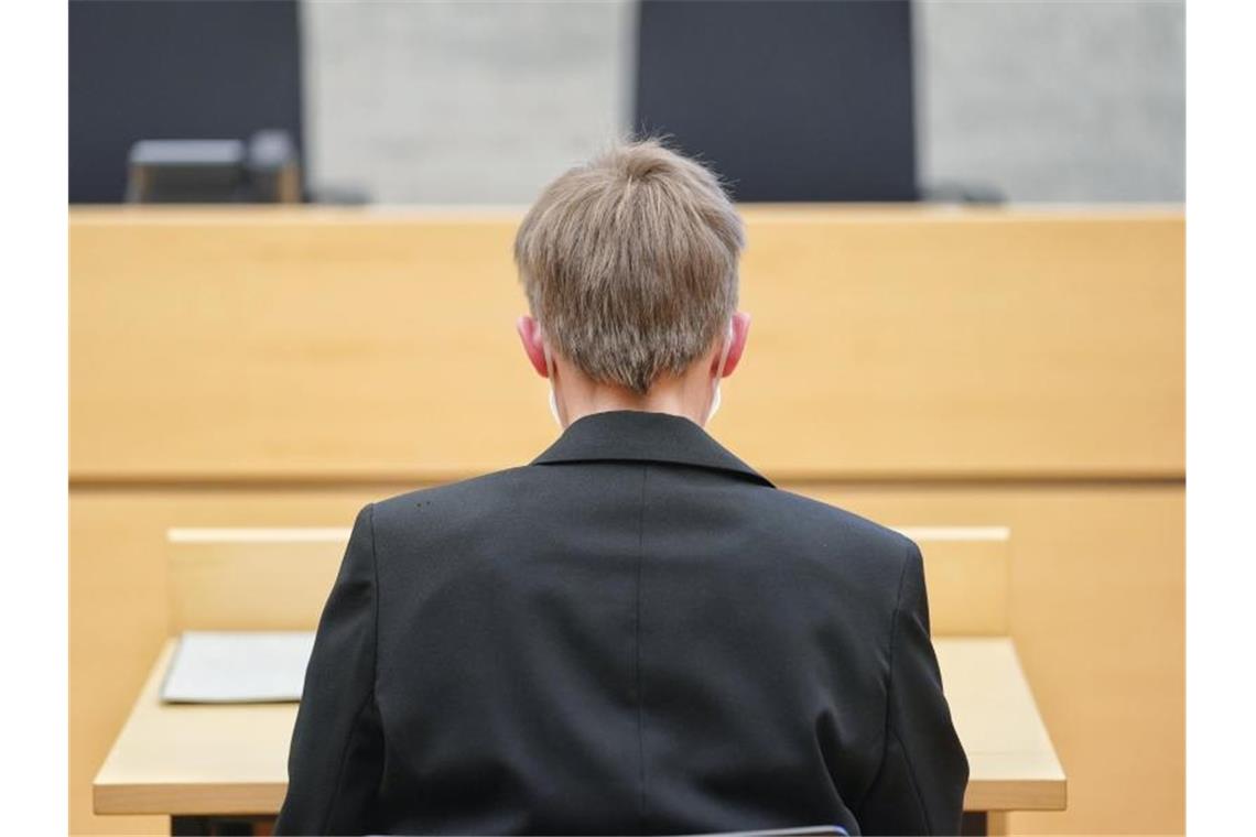 Die angeklagte Ordensschwester sitzt vor Prozessbeginn im Amtsgericht Würzburg. Foto: Nicolas Armer/dpa