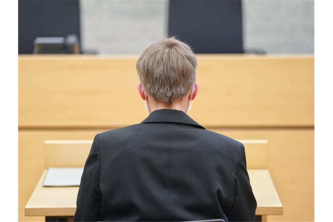 Ordensschwester nach Gewährung von Kirchenasyl verwarnt Die angeklagte Ordensschwester sitzt vor Prozessbeginn im Amtsgericht Würzburg. Foto: Nicolas Armer/dpa