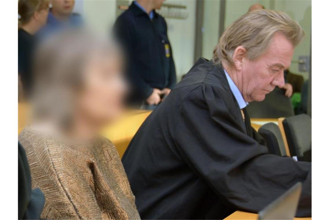 Mord an Vierjährigem: Mutmaßliche Sekten-Chefin verurteilt Die Angeklagte sitzt neben ihrem Anwalt im Gerichtssaal. Die mutmaßliche Sekten-Chefin wurde wegen Mordes an einem damals vierjährigen Jungen verurteilt. Foto: Jörn Perske/dpa