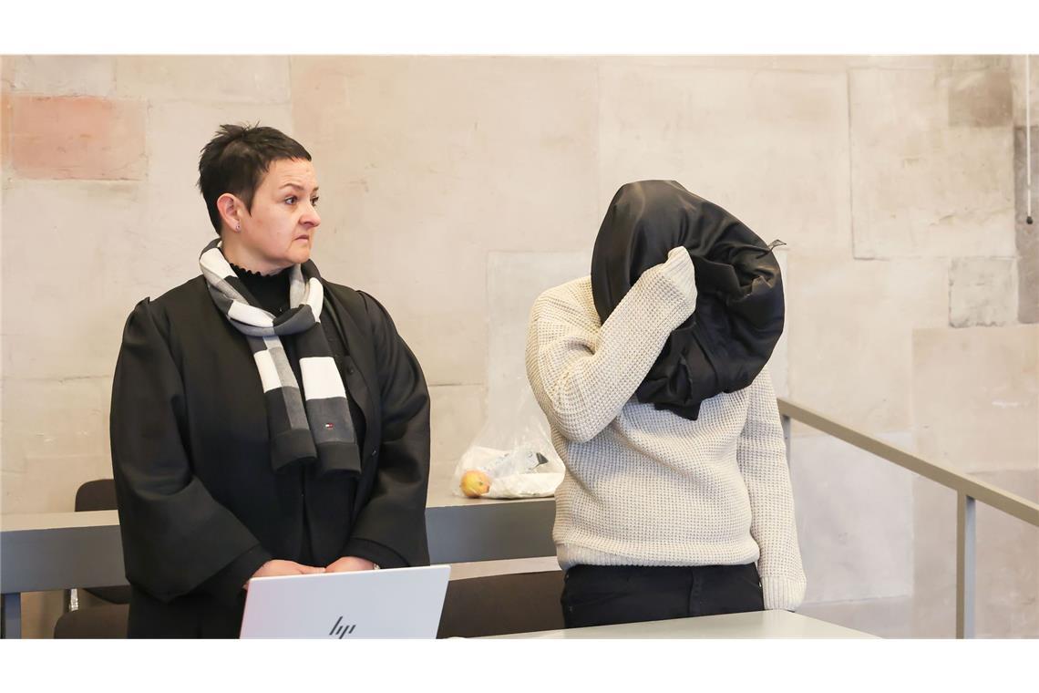 Die Angeklagte soll einen 15-Jährigen getötet haben.