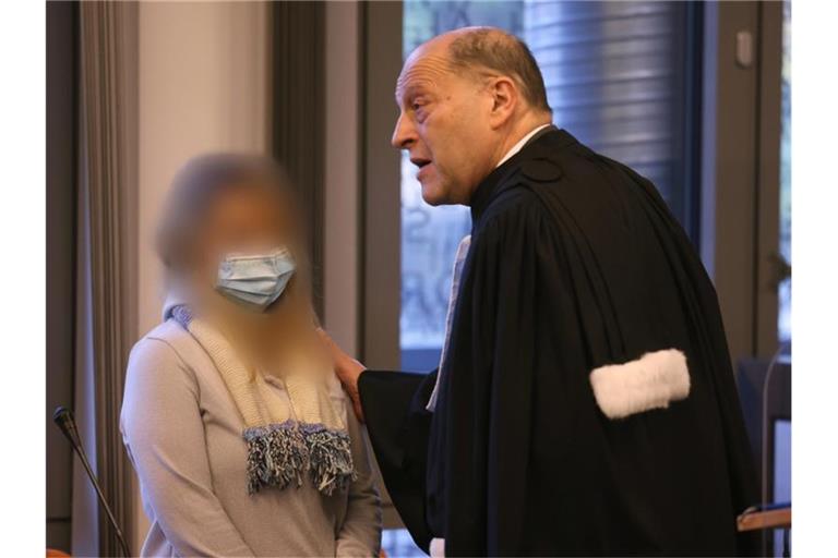 Die Angeklagte steht im Landgericht neben ihrem Anwalt Thomas Seifert. Foto: Oliver Berg/dpa