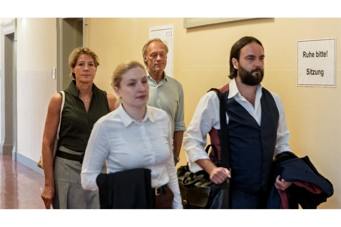 Die angeklagte Unternehmerin Christina Block, ihre Anwältin Paula Wlodarek, ihr Lebensgefährte Gerhard Delling und ihr Anwalt Ingo Bott gehen zum Verhandlungssaal.