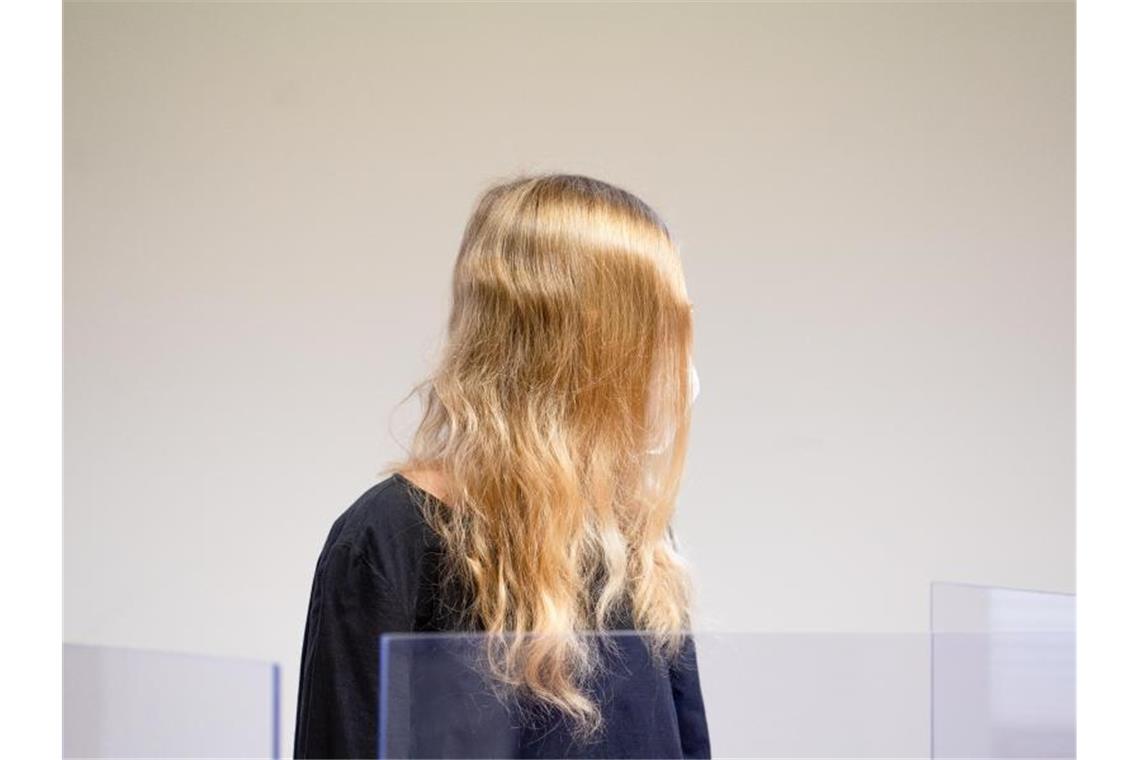 Mutter tötet Baby: Acht Jahre und drei Monate Haft Die Angeklagte wartet im Gerichtssaal auf den Prozessbeginn. Foto: Nicolas Armer/dpa