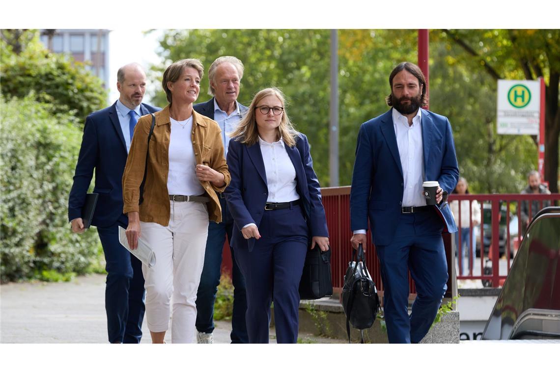 Die Angeklagten Block und Delling verlassen mit ihren Anwälten das Gericht.