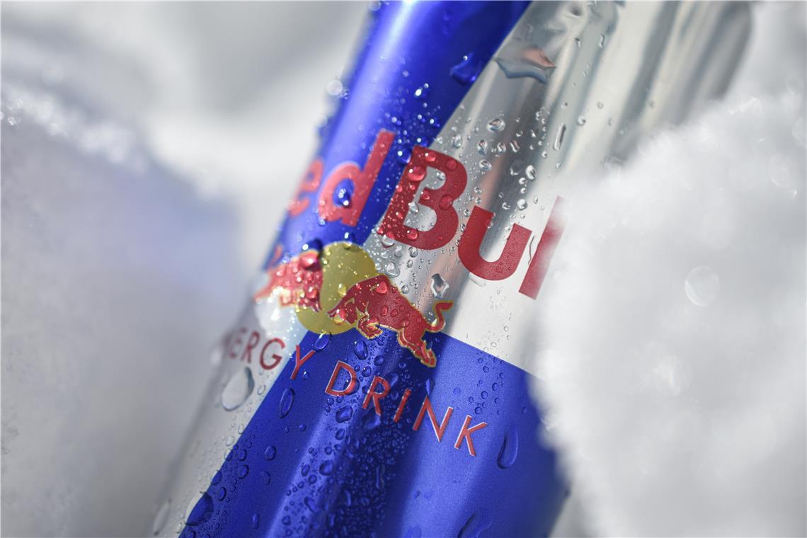 Viel kriminelle Energie beim Diebstahl von Energydrinks Die Angeklagten haben versucht, mehrere Paletten mit Tausenden Dosen Red Bull zu stehlen. Symbolfoto: Jesper Brouwers/Unsplash