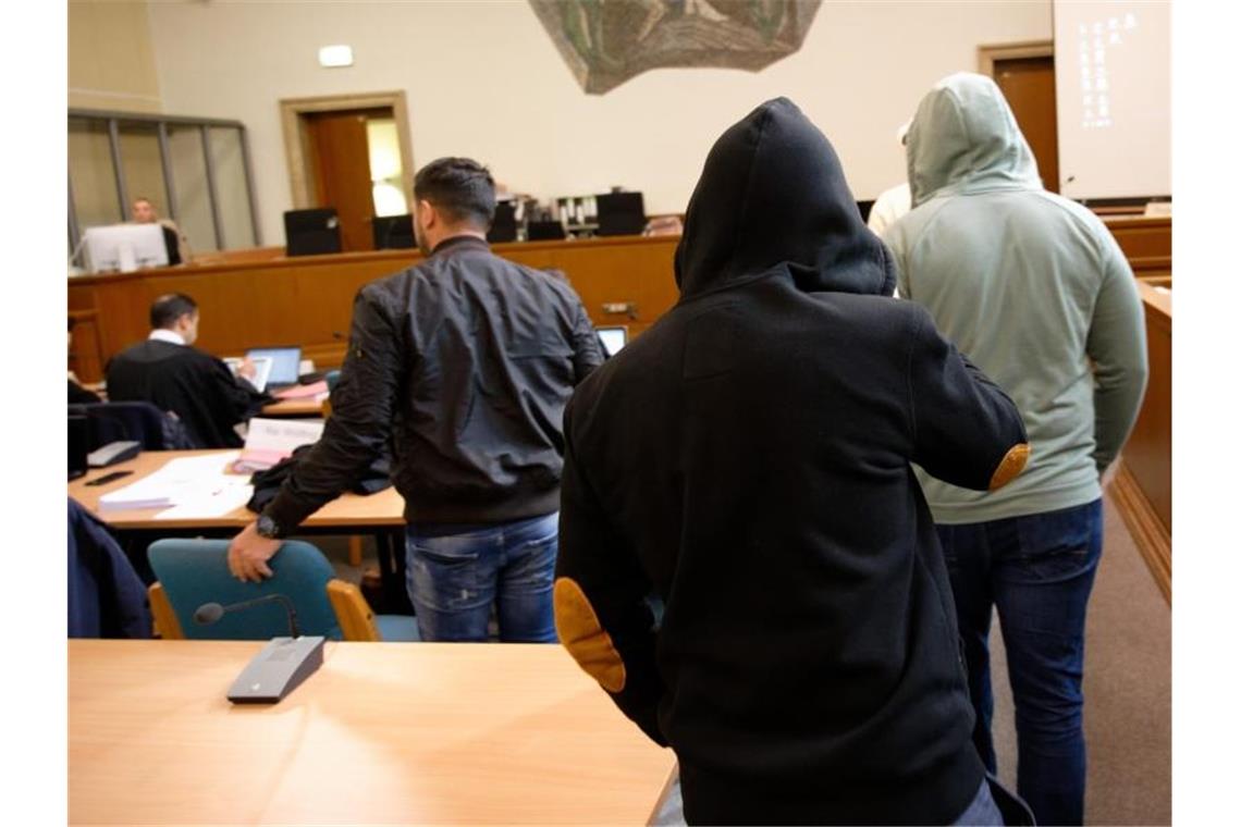 Die Angeklagten kommen beim Prozess um die sogenannte Scharia-Polizei in einen Gerichtssaal des Landgerichts Wuppertal. Vor fünf Jahren waren Islamisten unangemeldet und in Warnwesten mit dem Aufdruck „Shariah Police“ nachts durch Wuppertal gezogen. Foto: Henning Kaiser