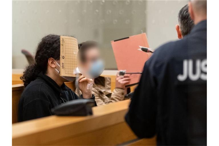 Die Angeklagten mussten sich vor dem Landgericht Hannover wegen heimtückischen Mordes verantworten. Foto: Peter Steffen/dpa