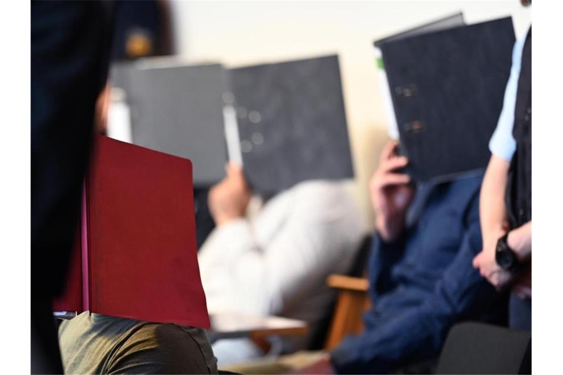 Die Angeklagten sitzen im Juni 2019 vor dem Prozessbeginn im Gerichtssaal. Foto: Patrick Seeger/dpa