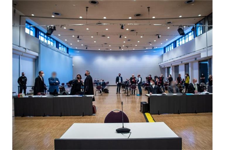 Die Angeklagten und Anwälte kommen zum Prozessbeginn in einen Saal der Weser-Ems-Hallen in Oldenburg, in die das Landgericht aus Platzgründen den Prozess verlegt hat. Foto: Sina Schuldt/dpa Pool/dpa