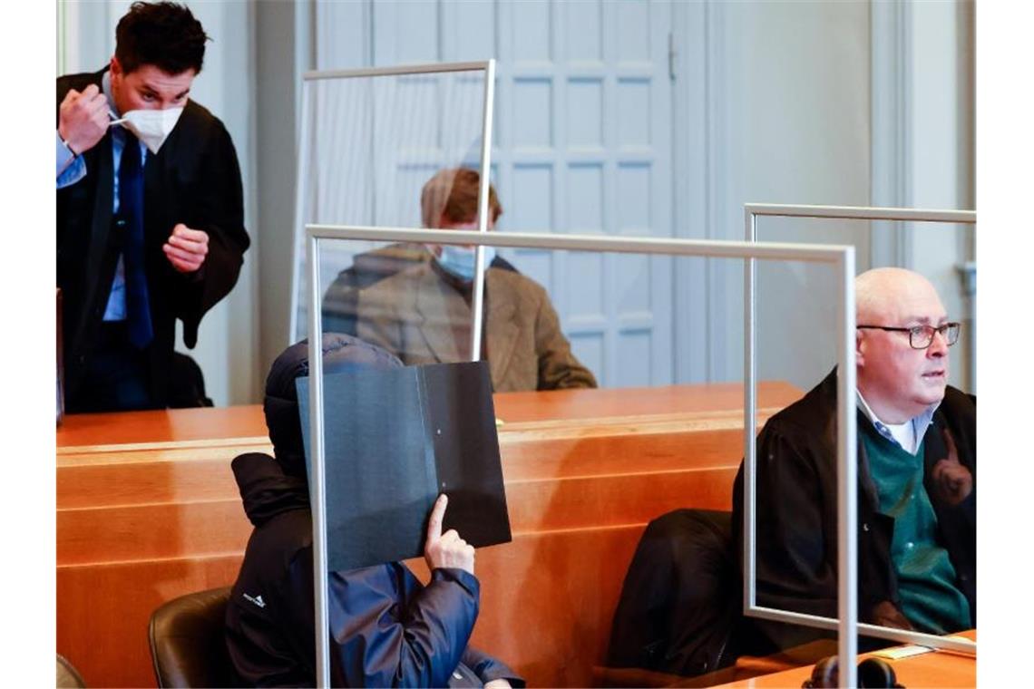 Die Angeklagten und ihre Verteidiger sitzen im Verhandlungssaal des Kieler Landgerichts. Foto: Frank Molter/dpa