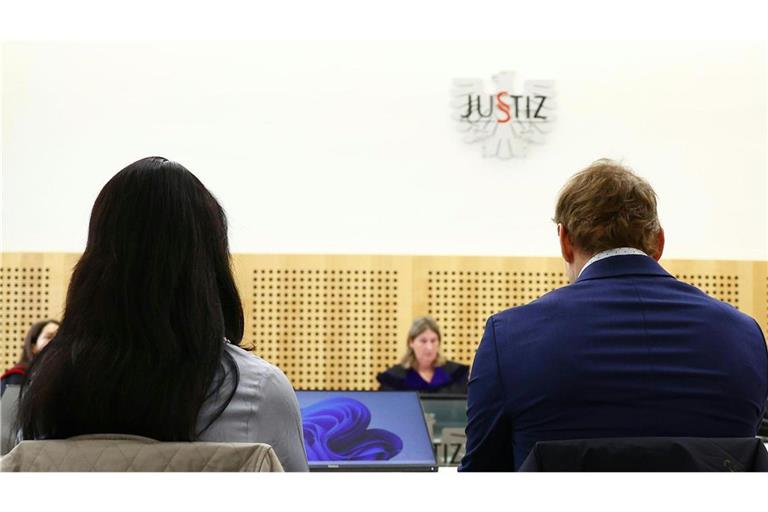 Die Angeklagten vor Beginn des Prozesses gegen zwei Chirurgen wegen Körperverletzung im Operationssaal am Landesgericht in Graz.