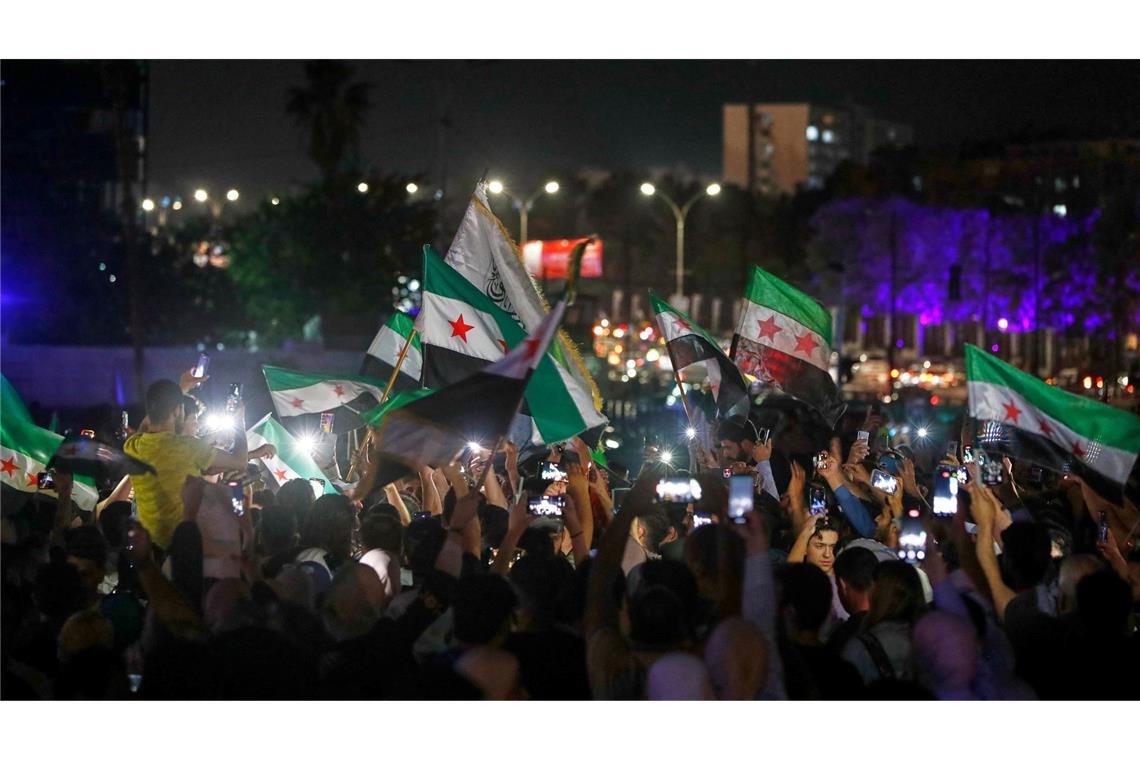 Autokorsos und Gesang: Syrer feiern Ende der US-Sanktionen Die angekündigte Aufhebung der US-Sanktionen hat in Syrien große Freude ausgelöst.