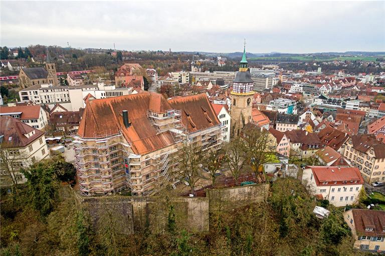 Die angerüstete Backnanger Stiftskirche: Vor allem in Inneren wird derzeit hart gearbeitet.