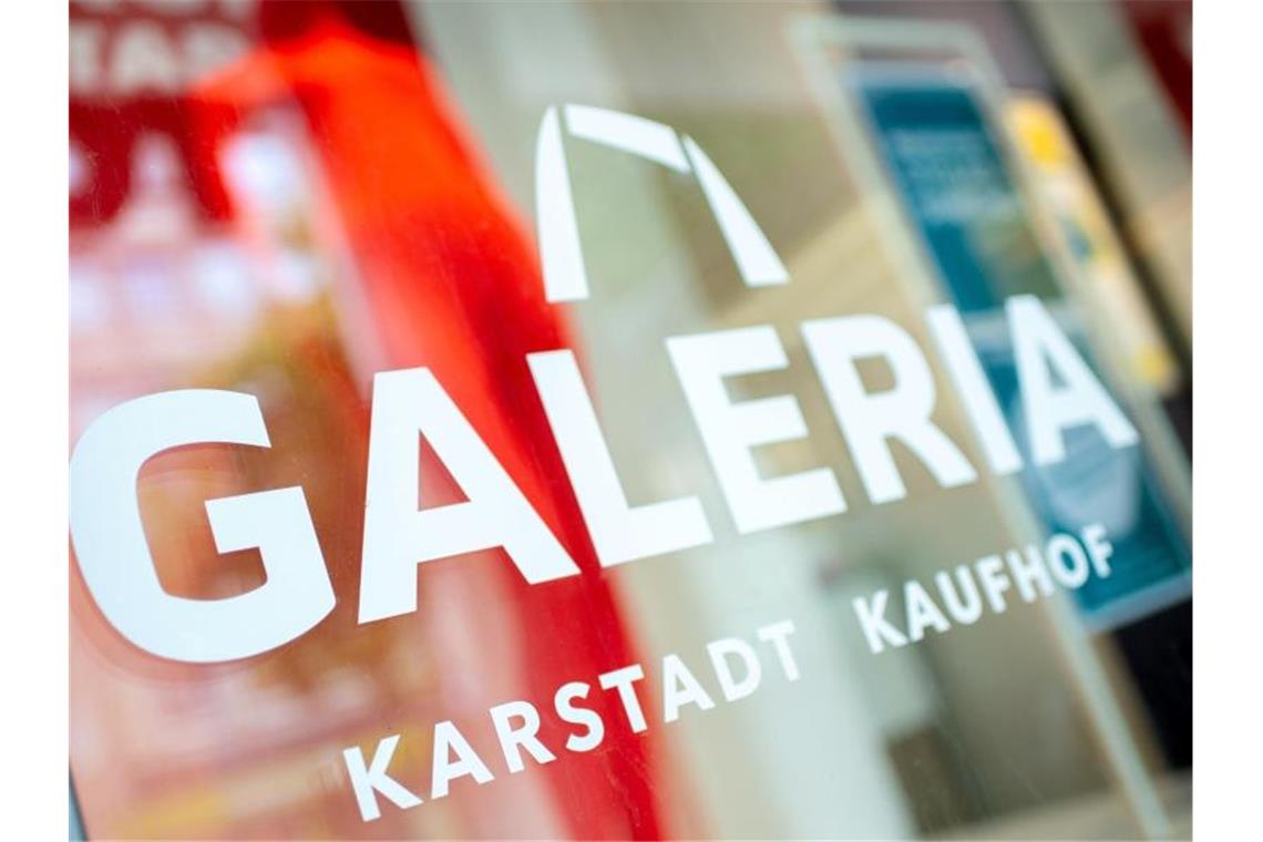 Galeria Karstadt Kaufhof schließt sechs Filialen weniger Die angeschlagene Warenhauskette Galeria Karstadt Kaufhof will nach Zugeständnissen der Vermieter sechs Filialen weniger schließen als ursprünglich geplant. Foto: Hauke-Christian Dittrich/dpa