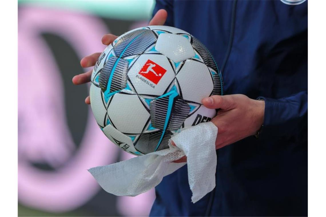 Letzte Warnungen vor dem Saisonende: Profifußball zittert Die angespannte Corona-Lage stellt den Profi-Fußball im Saisonendspurt vor viele Probleme. Foto: Jan Woitas/dpa-Zentralbild/dpa