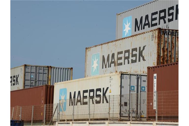 Die angespannten Lieferketten mit viel zu knappen Transportkapazitäten haben der dänischen Reederei Maersk 2021 einen großen Gewinn eingebracht. Foto: Gioia Forster/dpa
