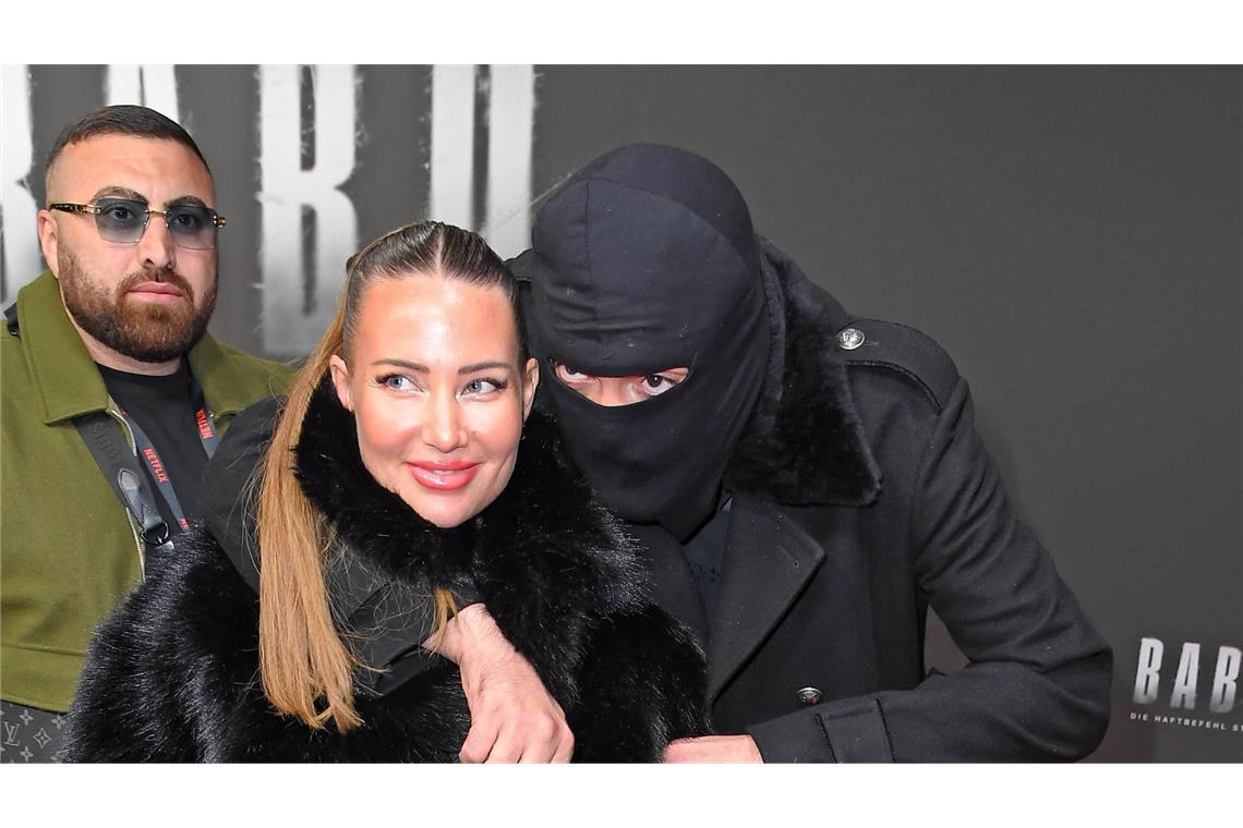 Die Anhans (vorne) bei einer Filmpremiere der Haftbefehl-Doku. Nina Anhan ertappte die Einbrecher auf frischer Tat, diese entkamen dennoch.