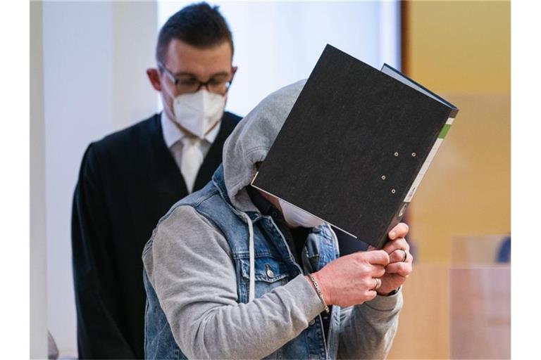Die Anklage geht davon aus, dass der heute 49-Jährige das Kind seiner Lebensgefährtin über etwa zwei Jahre schwer sexuell missbraucht hat. Foto: Nicolas Armer/dpa