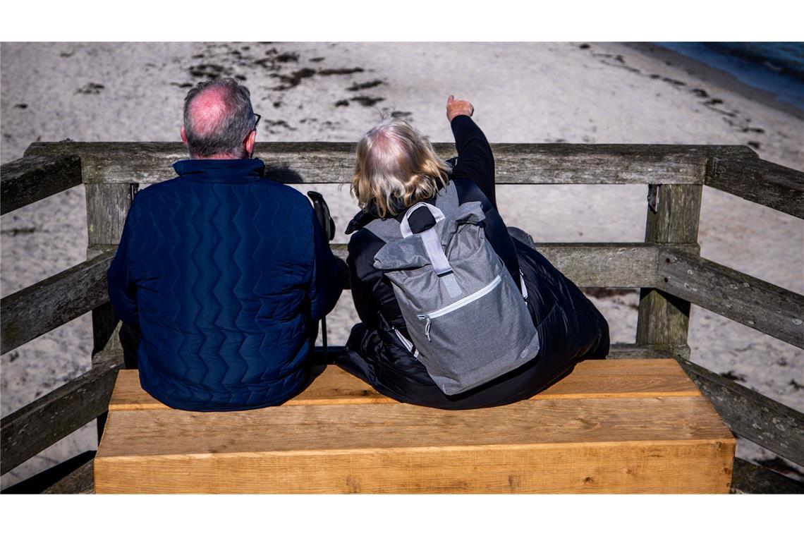 Die Anrechnung des Partnereinkommens führt oft dazu, dass keine Grundrente fließt. (Illustration)