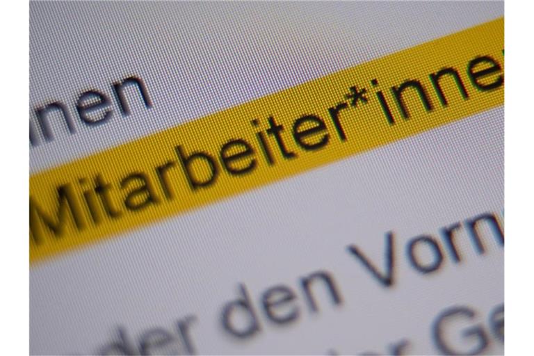 Die Anrede „Mitarbeiter*innen“ in einem Dokument. Foto: Sebastian Gollnow/dpa