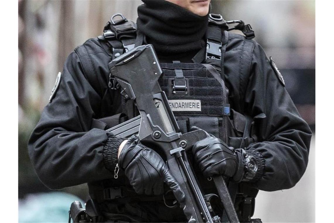 Lehrer bei brutaler Messer-Attacke bei Paris getötet Die Anti-Terror-Spezialisten der französischen Staatsanwaltschaft haben die Ermittlungen übernommen. (Symbolbild). Foto: Jean Francois Badias/AP/dpa