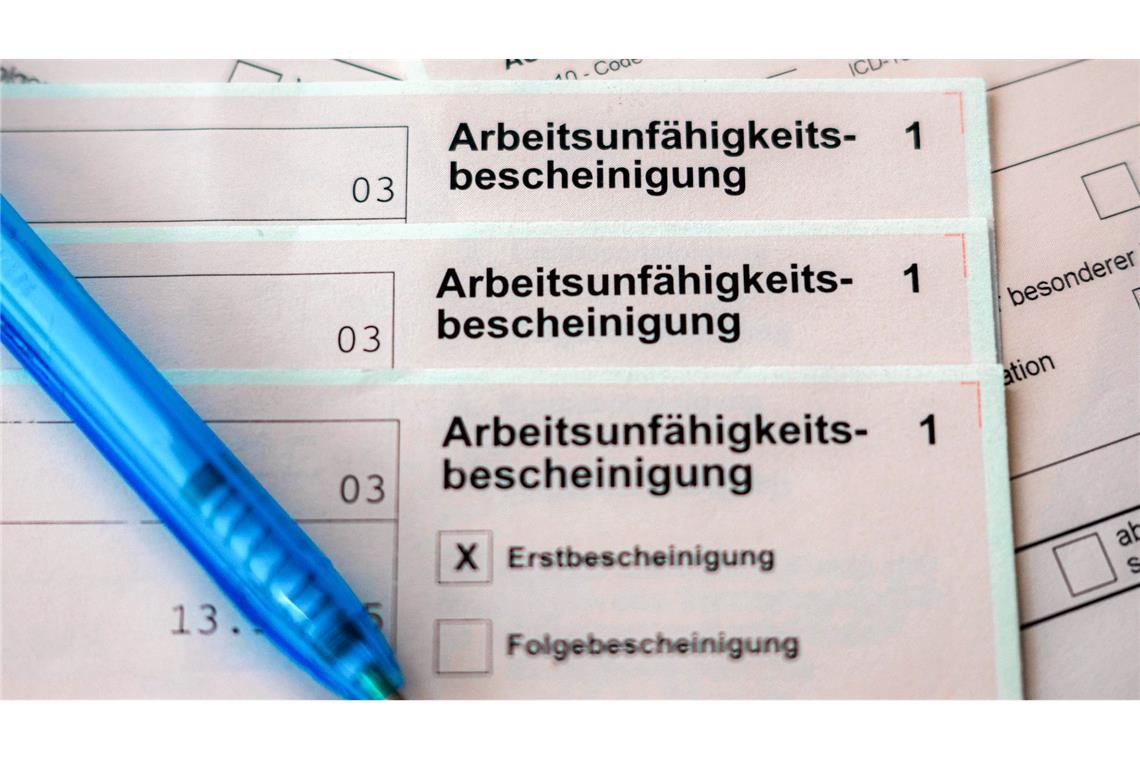 Die Anzahl der Krankheitstage ist bei AOK-Versicherten 2025 leicht gesunken.