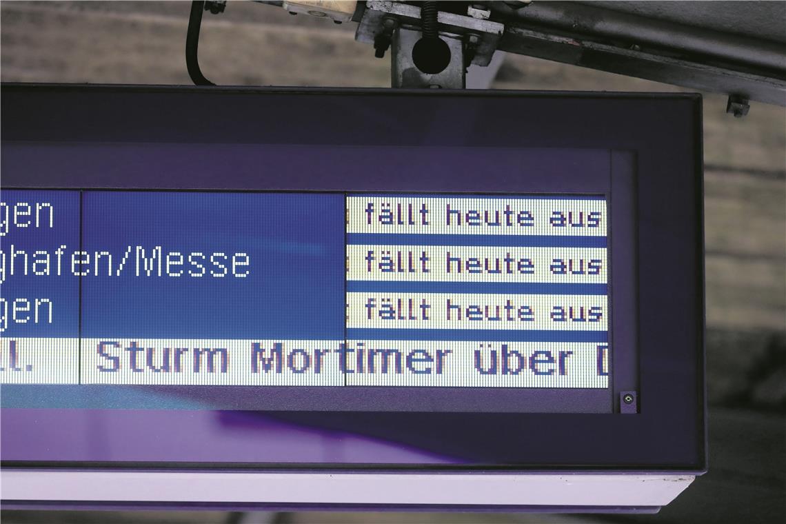 Die Anzeige am Backnanger Bahnhof informiert Fahrgäste über Ausfälle und Ursachen.