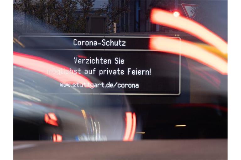 Die Anzeige „Corona-Schutz. Verzichten Sie möglichst auf private Feiern!“ leuchtet in Stuttgart. Foto: Sebastian Gollnow/dpa/Archivbild