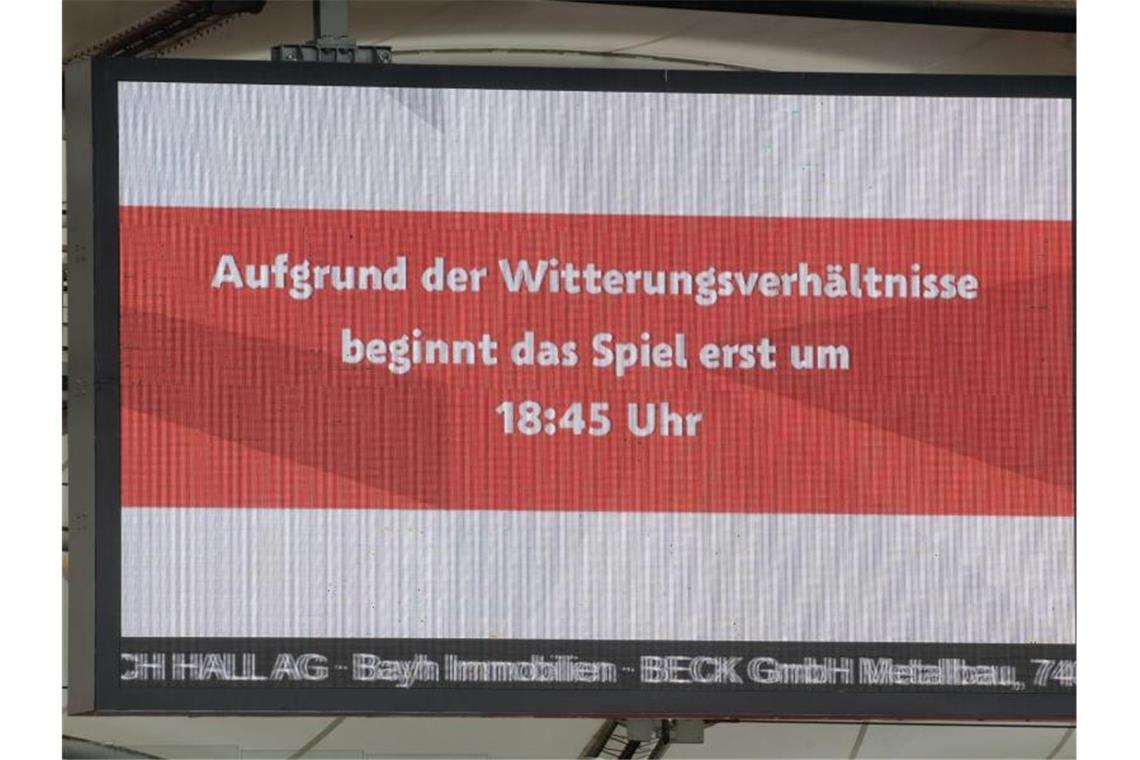 Anpfiff des Zweitliga-Spiels des VfB Stuttgart verschoben Die Anzeigetafel weist auf einen verzögerten Spielbeginn hin. Foto: Marijan Murat/dpa