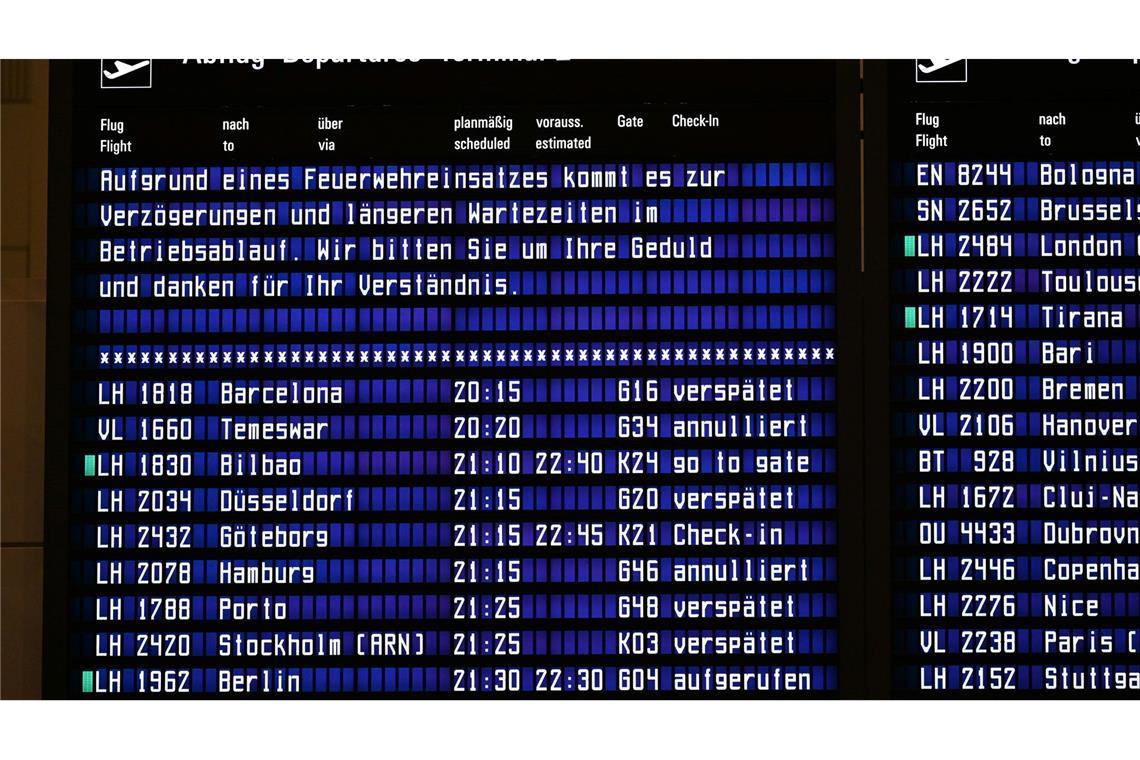 Die Anzeigetafeln des Flughafens zeigten etliche verspätete und annullierte Flüge an..