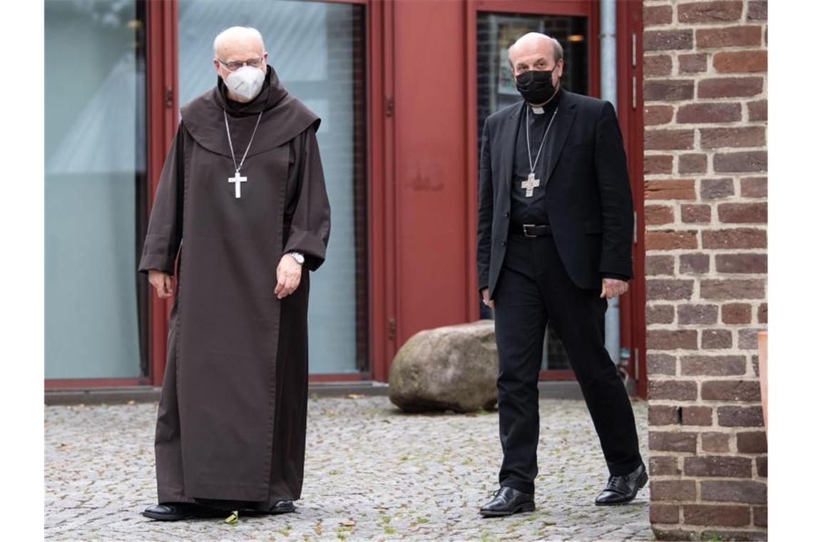 Die Apostolischen Visitatoren Anders Arborelius (l) und Hans van den Hende stehen vor dem Maternushaus. Sie sollen als Bevollmächtigte von Papst Franziskus die Arbeit des Kölner Erzbischofs Woelki untersuchen. Foto: Marius Becker/dpa