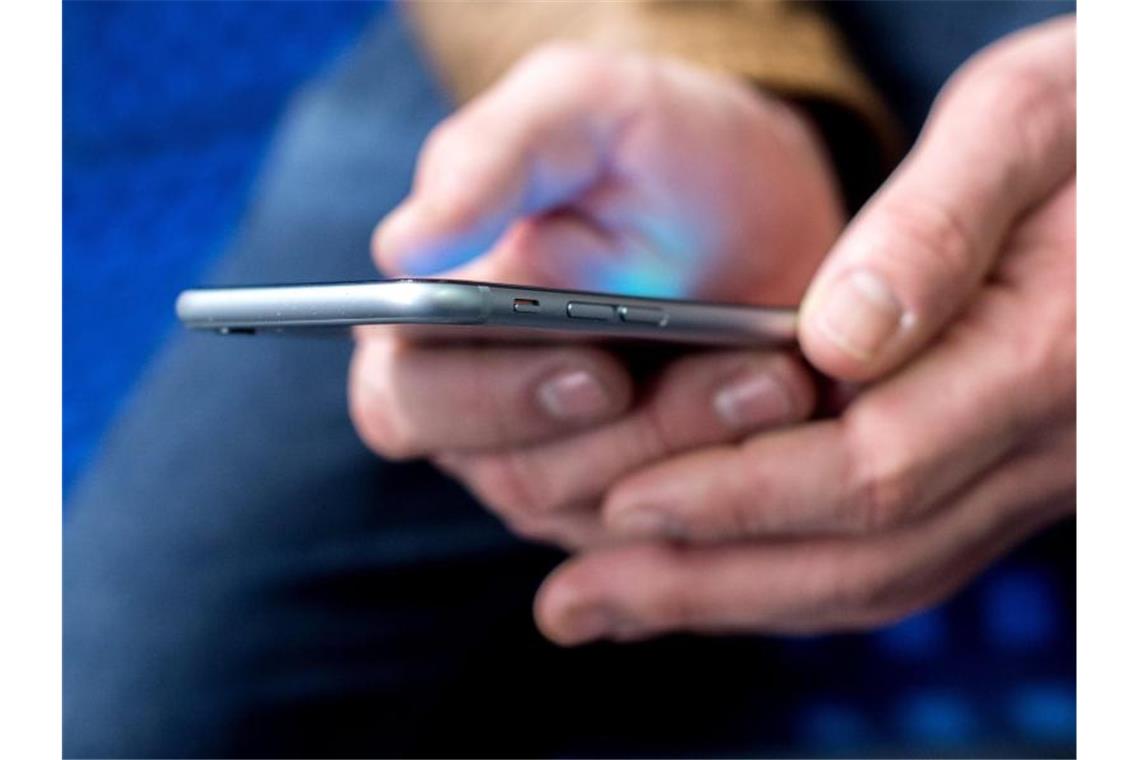 Corona-App: Regierung erwartet höhere Akzeptanz Die App soll helfen, die Ansteckungen nachzuverfolgen, wenn Ausgehbeschränkungen gelockert werden. Foto: Hauke-Christian Dittrich/dpa