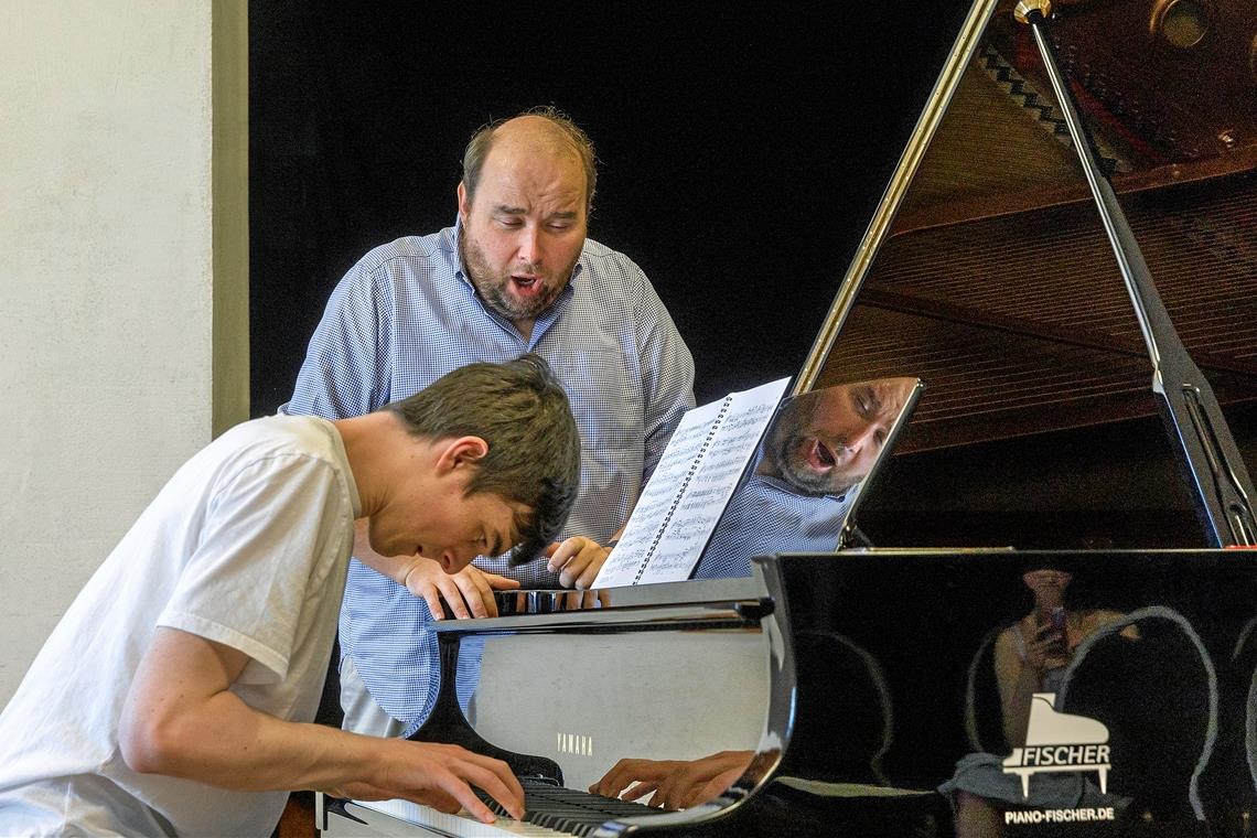 Die Arbeit am Klavier: Während der Akademieleiter einen Part des Stücks singt, ist der junge Neuseeländer dabei, die Anregungen umzusetzen.