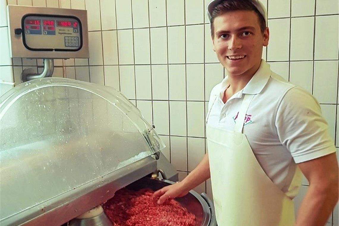 Ein Profi mit dem Metzgerbeil Die Arbeit am Kutter ist das Herzstück in einer Metzgerei. „Wenn du einen Beruf gefunden hast, der dir Spaß macht, brauchst du nie wieder arbeiten!“, ist Julian Rupp überzeugt. Foto: privat