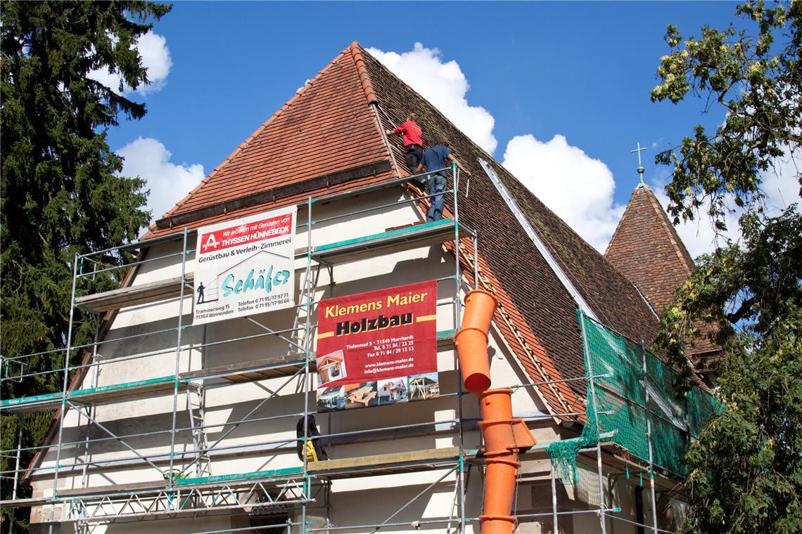 Die Zimmererazubiklassen sind gut gefüllt Die Arbeit erfolgt teils an sehr steilen Dächern beziehungsweise Dachstühlen. Die Aufnahme zeigt das Team von Klemens Maier bei der Sanierung der Walterichskirche in Murrhardt im Jahr 2010. Archivfoto: Jörg Fiedler