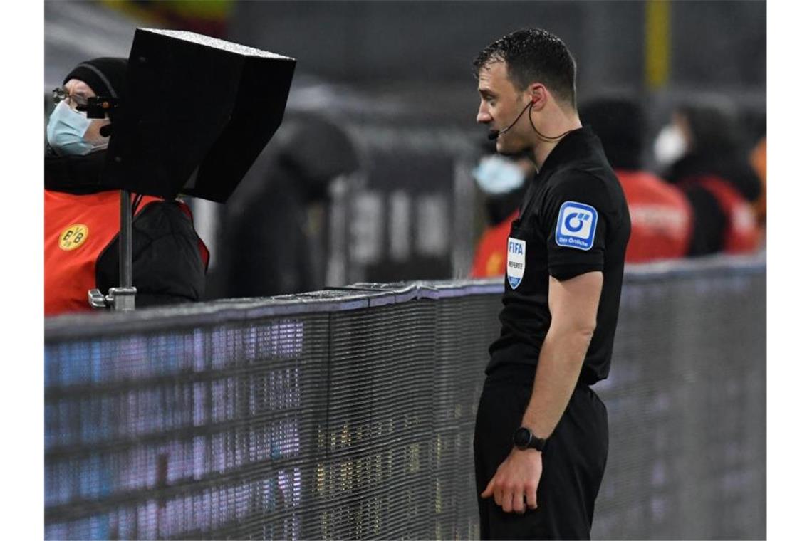 Die Arbeit von Schiedsrichter Felix Zwayer bietet nach dem Spiel des BVB gegen Bayern München viel Gesprächsstoff. Foto: Bernd Thissen/dpa